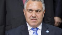 Joe Hockey υπερασπίστηκε τήν υπόσχεση τού Tony Abbott να «shirtfront" Ο Ρώσος πρόεδρος Βλαντιμίρ Πούτιν